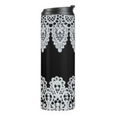 白いレースは黒に対して敏感なボーダーを形作ります タンブラー (回転左)