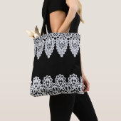 白いレースは黒に対して敏感なボーダーを形作ります トートバッグ (クローズアップ)