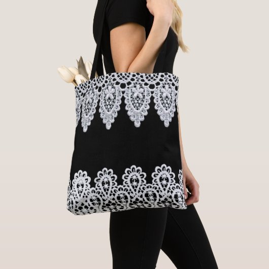 白いレースは黒に対して敏感なボーダーを形作ります トートバッグ (クローズアップ)