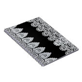 白いレースは黒に対して敏感なボーダーを形作ります ノートブック (右側)