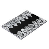 白いレースは黒に対して敏感なボーダーを形作ります ノートブック (左側)