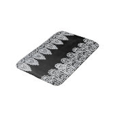 白いレースは黒に対して敏感なボーダーを形作ります バスマット (アングル)