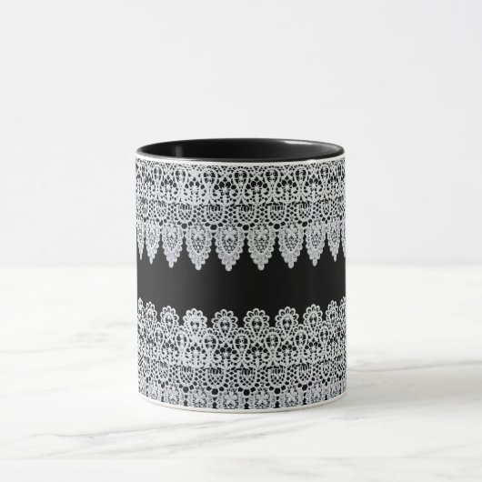 白いレースは黒に対して敏感なボーダーを形作ります マグカップ (中央)