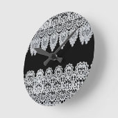 白いレースは黒に対して敏感なボーダーを形作ります ラウンド壁時計 (傾斜)