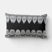 白いレースは黒に対して敏感なボーダーを形作ります ランバークッション (裏面)
