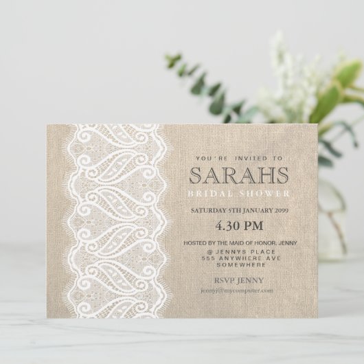白いレース及びバーラップのブライダルシャワーのパーティーの招待 招待状 (スタンド正面)