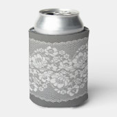 白いレース生地、グレーの背景のテクスチャ。 缶クーラー (缶正面)