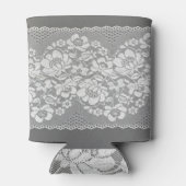 白いレース生地、グレーの背景のテクスチャ。 缶クーラー (裏面)