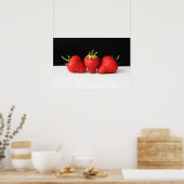 白いワプカンの上の黒のイチゴ ポスター (キッチン)