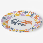 白い上にカラフルなヒトデを持つ小さな星 ペーパープレート (アングル)