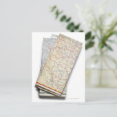 白い上に折り畳まれた道路地図のスタック ポストカード (スタンド正面)