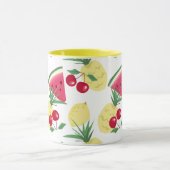 白い上に明るい果実と果実。 マグカップ (中央)