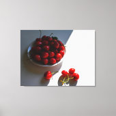 白い上に熟したさくらんぼを持つ美的な静物 キャンバスプリント (正面)