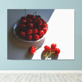 白い上に熟したさくらんぼを持つ美的な静物 キャンバスプリント (インサイチュ (ウッドフロア))