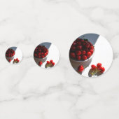 白い上に熟したさくらんぼを持つ美的な静物 コンフェッティ (正面)