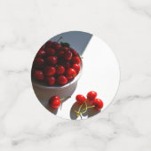 白い上に熟したさくらんぼを持つ美的な静物 コンフェッティ (スモール正面)