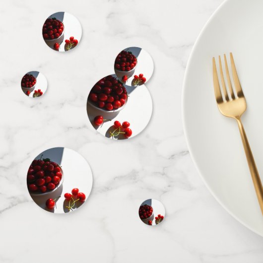 白い上に熟したさくらんぼを持つ美的な静物 コンフェッティ (グループ)