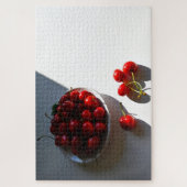白い上に熟したさくらんぼを持つ美的な静物 ジグソーパズル (縦)