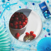 白い上に熟したさくらんぼを持つ美的な静物 ペーパープレート (パーティー)