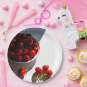 白い上に熟したさくらんぼを持つ美的な静物 ペーパープレート (パーティー)