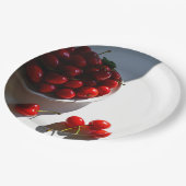 白い上に熟したさくらんぼを持つ美的な静物 ペーパープレート (アングル)