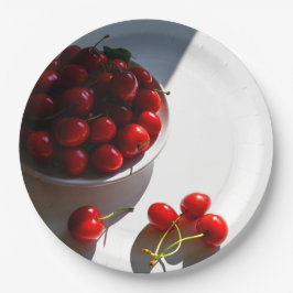 白い上に熟したさくらんぼを持つ美的な静物 ペーパープレート