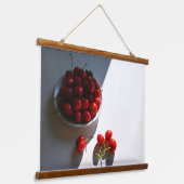 白い上に熟したさくらんぼを持つ美的な静物 吊り下げ型タペストリー (傾斜あり)