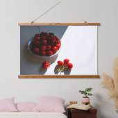 白い上に熟したさくらんぼを持つ美的な静物 吊り下げ型タペストリー (寝室)