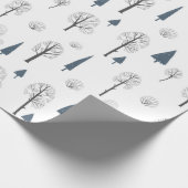 白い上に青い黒い木々のクリスマスパターン ラッピングペーパー (角)