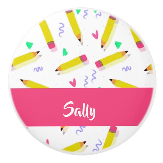 白い上に黄色い鉛筆とスクラブル セラミックノブ (正面)