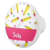 白い上に黄色い鉛筆とスクラブル セラミックノブ (右)