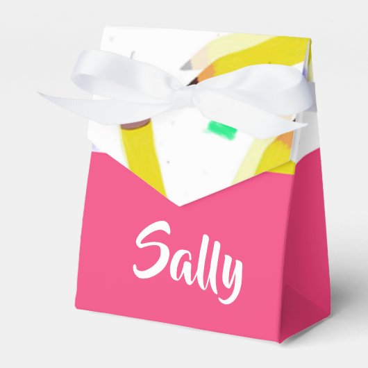 白い上に黄色い鉛筆とスクラブル フェイバーボックス (正面サイド)