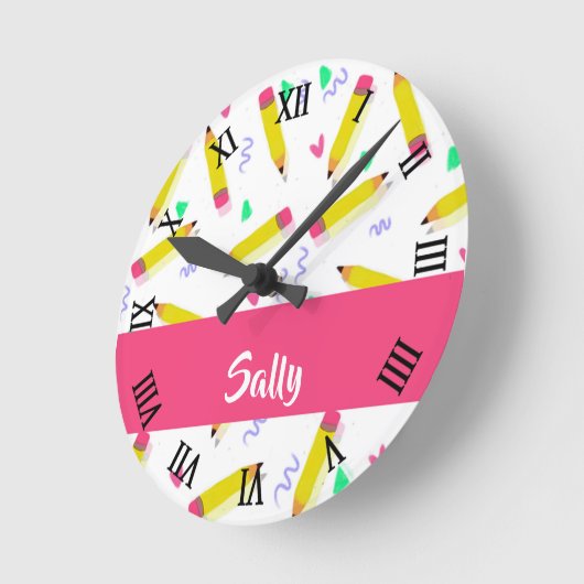 白い上に黄色い鉛筆とスクラブル ラウンド壁時計 (傾斜)