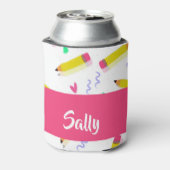 白い上に黄色い鉛筆とスクラブル 缶クーラー (缶裏面)