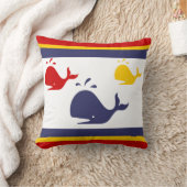 白い上のネイビーブルー、イエロー、レッドクジラ クッション (ブランケット)