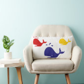 白い上のネイビーブルー、イエロー、レッドクジラ ランバークッション (椅子)