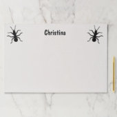 白い上の大きな黒い不気味なアリ ペーパーパッド (インサイチュ)