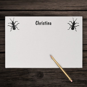 白い上の大きな黒い不気味なアリ ペーパーパッド