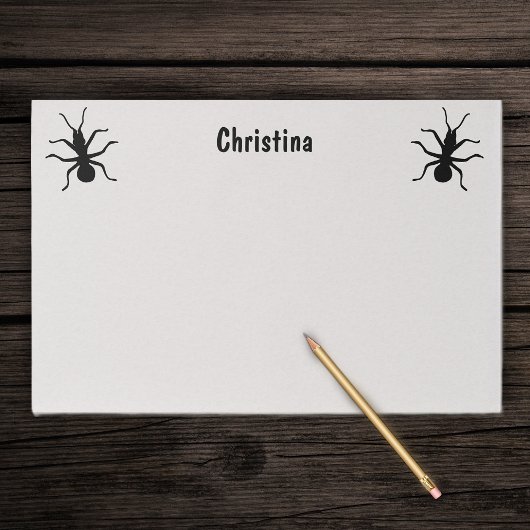 白い上の大きな黒い不気味なアリ ペーパーパッド