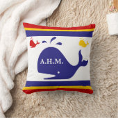 白い上の青、黄色、および赤いクジラのMONOGRAM クッション (ブランケット)