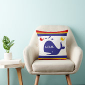 白い上の青、黄色、および赤いクジラのMONOGRAM クッション (椅子)