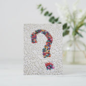 白い丸薬の背景の丸薬のクエスチョンマーク ポストカード (スタンド正面)