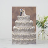 白い五層結婚のケーキとブライダルカップル 便箋 (スタンド正面)