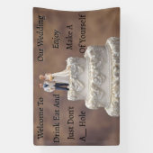 白い五層結婚のケーキとブライダルカップル 横断幕 (縦)