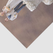 白い五層結婚のケーキとブライダルカップル 薄葉紙 (詳細)