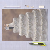 白い五層結婚のケーキとブライダルカップル 薄葉紙 (クラフト)