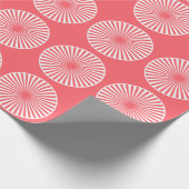 白い円パターンとの珊瑚の赤 ラッピングペーパー (角)