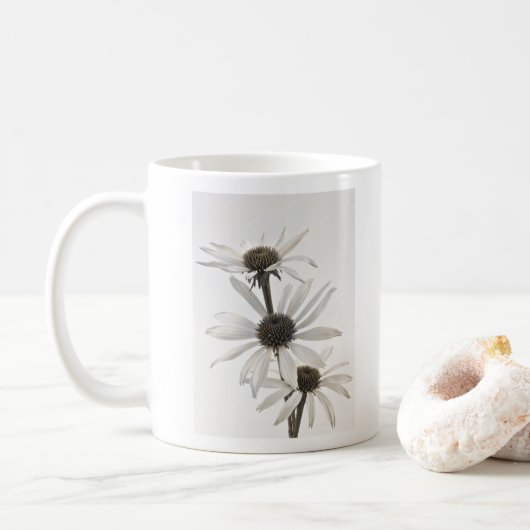白い円錐形の花3つ コーヒーマグカップ (ドーナツ)