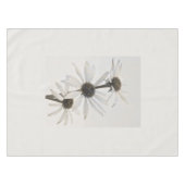 白い円錐形の花3つ テーブルクロス (正面(横))