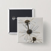 白い円錐形の花3つ 缶バッジ (正面&裏面)